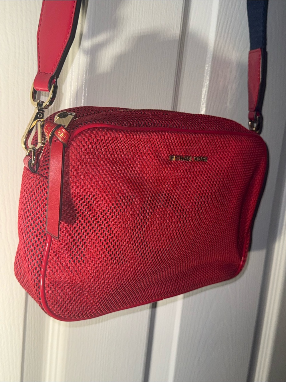 Michael Kors Red Mesh Camera Crossbody Bag Logo Strap Gold Tone - Picture 4 of 12